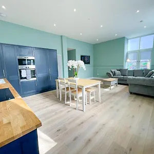  Apartment Beautiful 2br, Private Entry In Vibrant Leith